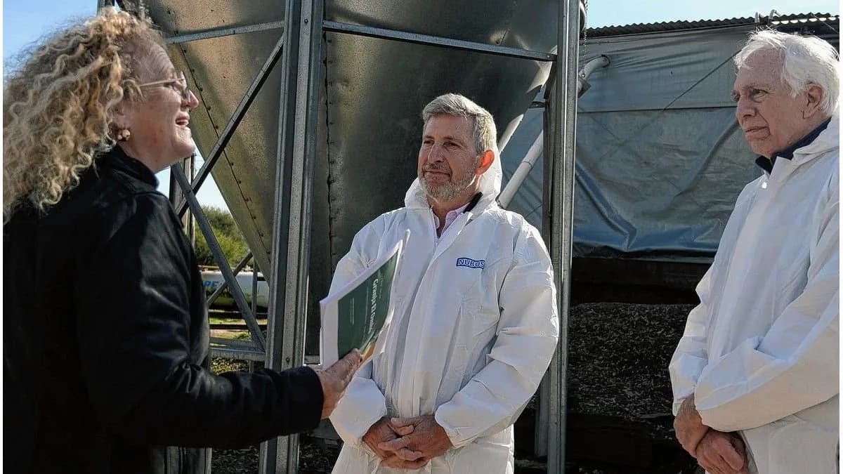 Frigerio destacó una inversión en energía solar para fortalecer la producción avícola en La Paz - imagen de origen