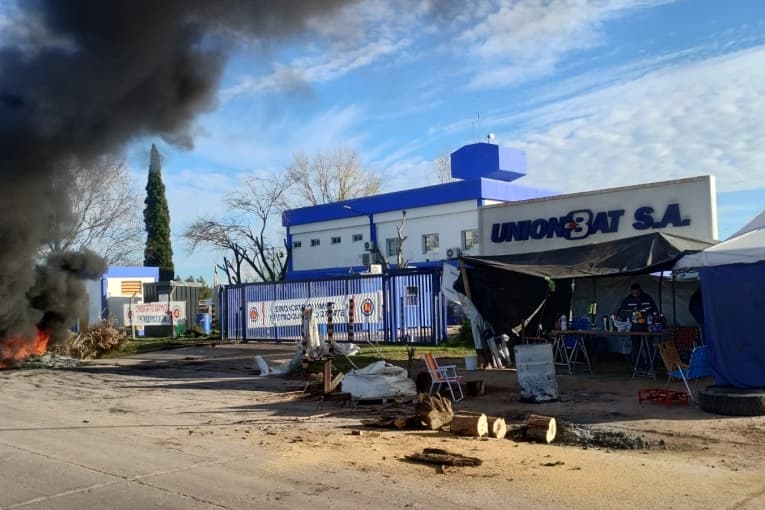 Despidos en UnionBat: la empresa incumplió la conciliación y no permitió el ingreso de los trabajadores - imagen de origen