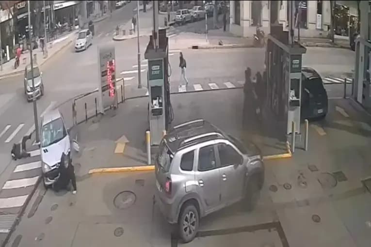 Video: conductora atropelló a dos personas y fue detenida - imagen de origen