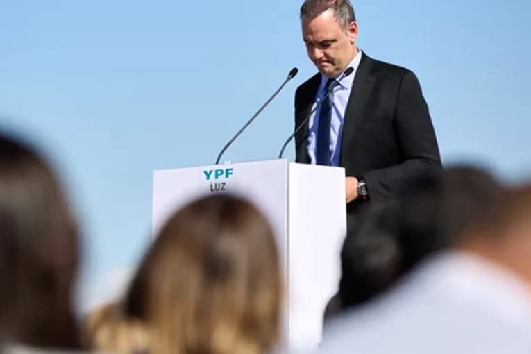 Manuel Adorni también renunciará al directorio de YPF mientras Javier Milei define al nuevo jefe de Gabinete - imagen de origen