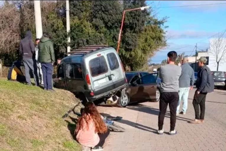 Un utilitario quedó sobre el capot de un auto tras fuerte choque en intersección de calles - imagen de origen