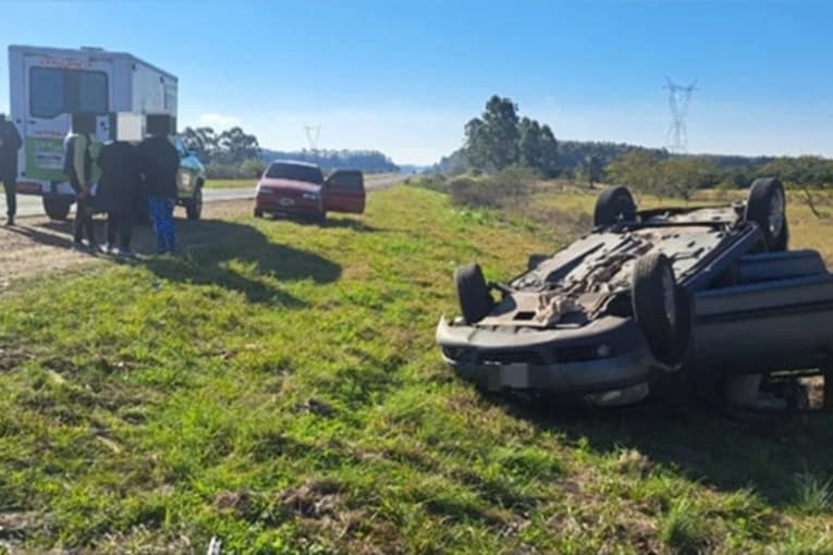 Una mujer resultó lesionada al despistar y volcar con su auto en la Autovía Artigas - imagen de origen
