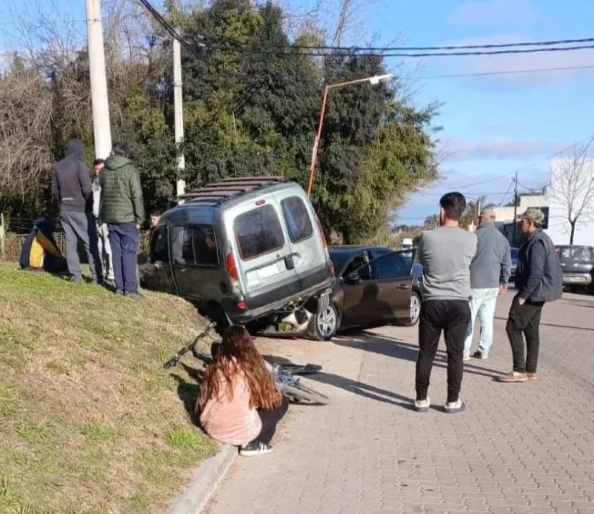Fuerte choque entre un automóvil y un utilitario en Pablo Lorentz y Azucena Villaflor - imagen de origen