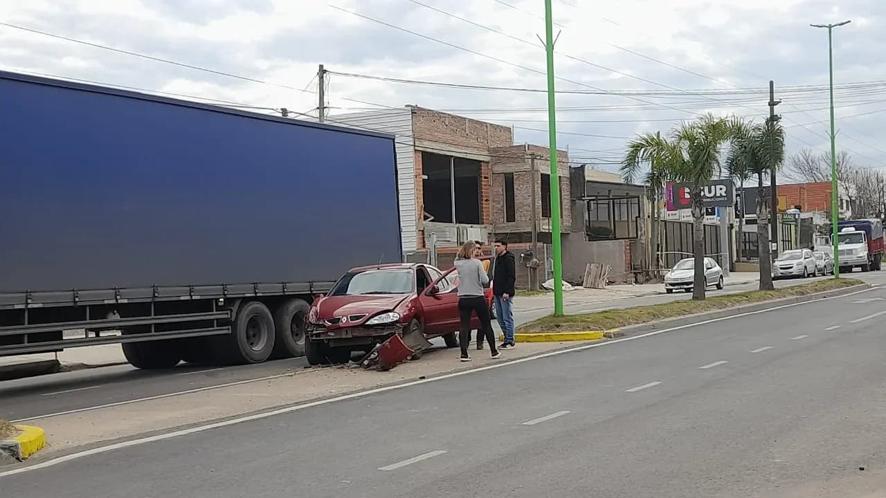 Fuerte choque en el Boulevard Pedro Jurado entre un auto y una camioneta - imagen de origen