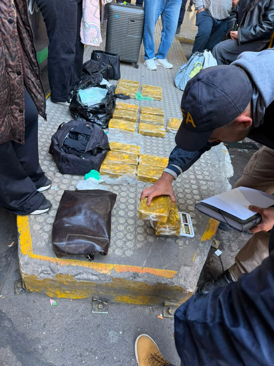 Golpe al narcotráfico en Córdoba: la policía federal incautó más de 23 kilos de cocaína en la terminal de ómnibus - 7PAGINAS - imagen de origen