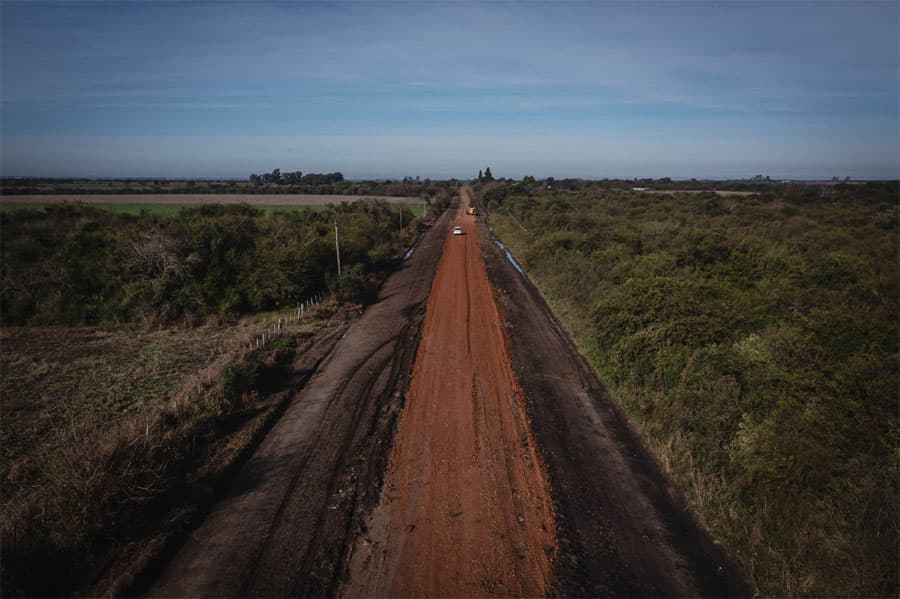 La provincia invierte más de 24.000 millones de pesos en mejora de caminos y maquinaria vial - imagen de origen
